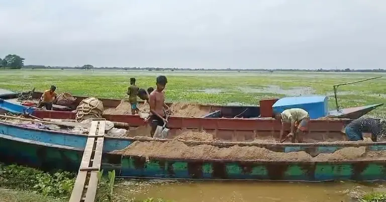 দী থেকে তোলা বালু ফেলা হয়েছে বিলে